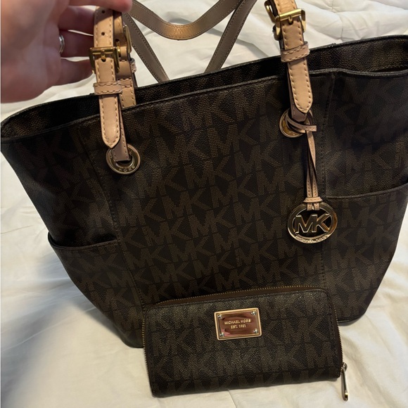 Michael Kors Signature Jet Set East West Top Zip Tote with matching wallet - Picture 1 of 10